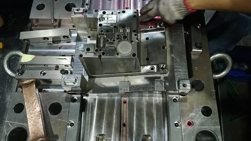 双色模具毛边处理材质分类解析